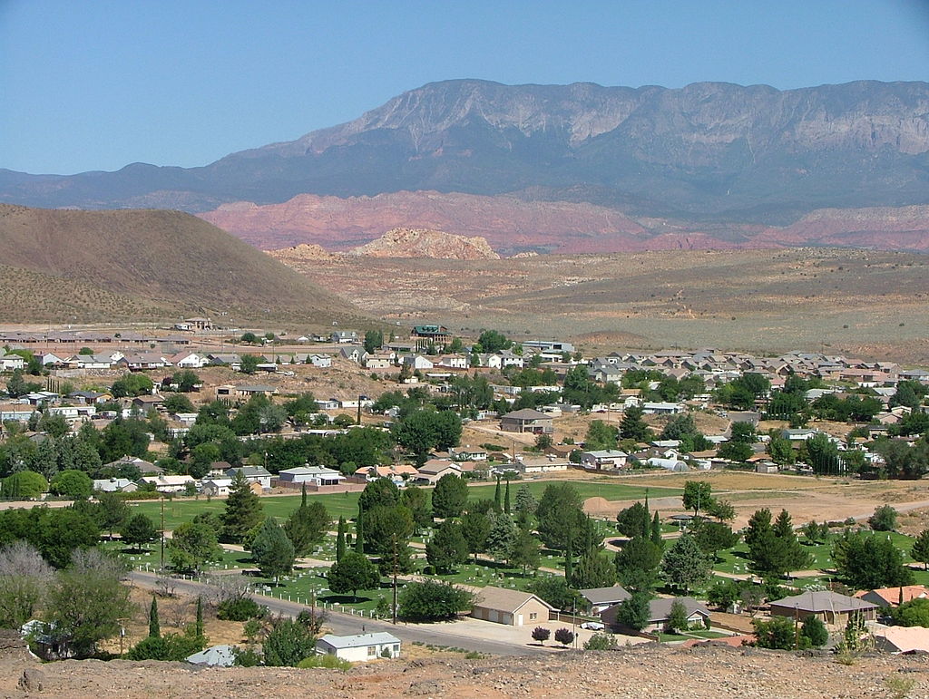 View of Hurricane Utah homes and mountains